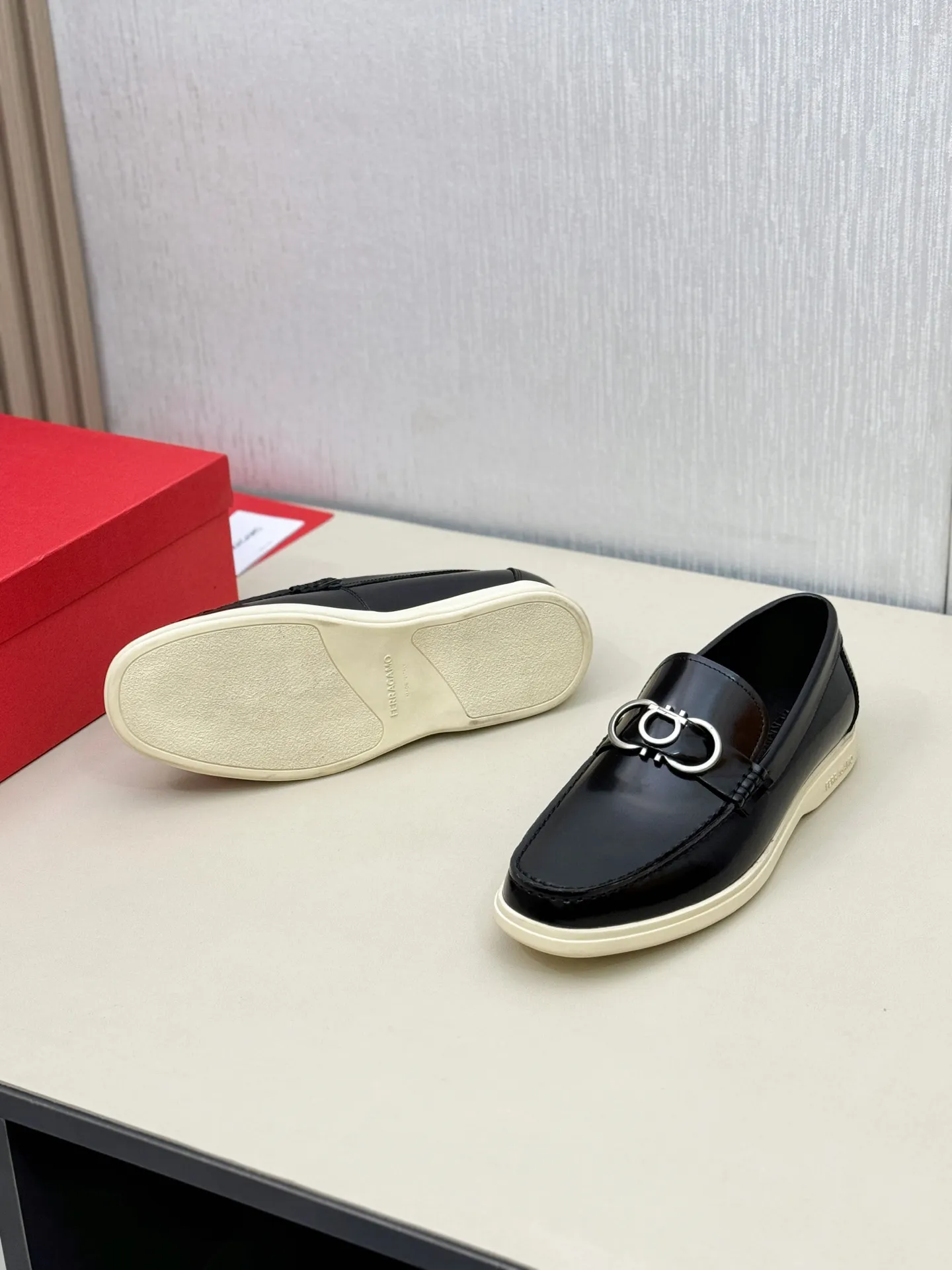 [Ferragamo] P: 580💰 Number of yards: 38~44 (45 orders are non-returnable) Ferragam's new men's driving shoes, the fabric is made of imported cowhide, with visible texture, heavy industrial stitching, dyed calfskin inside, standard logo cowhide feet, big-name experience, soft and comfortable on the feet, a men's favorite, special non-slip and wear-resistant rubber soles, easy to handle various occasions, with original box packaging!